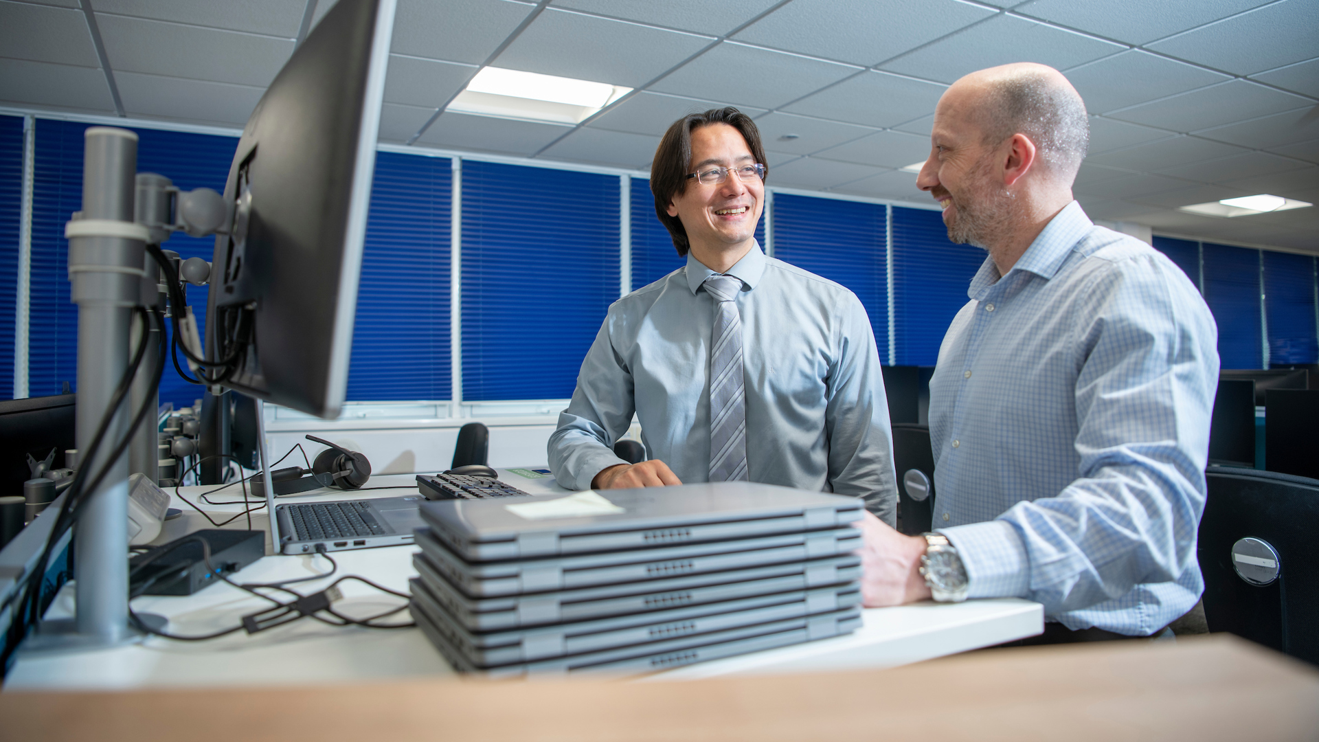 2 IT colleagues working together on laptop